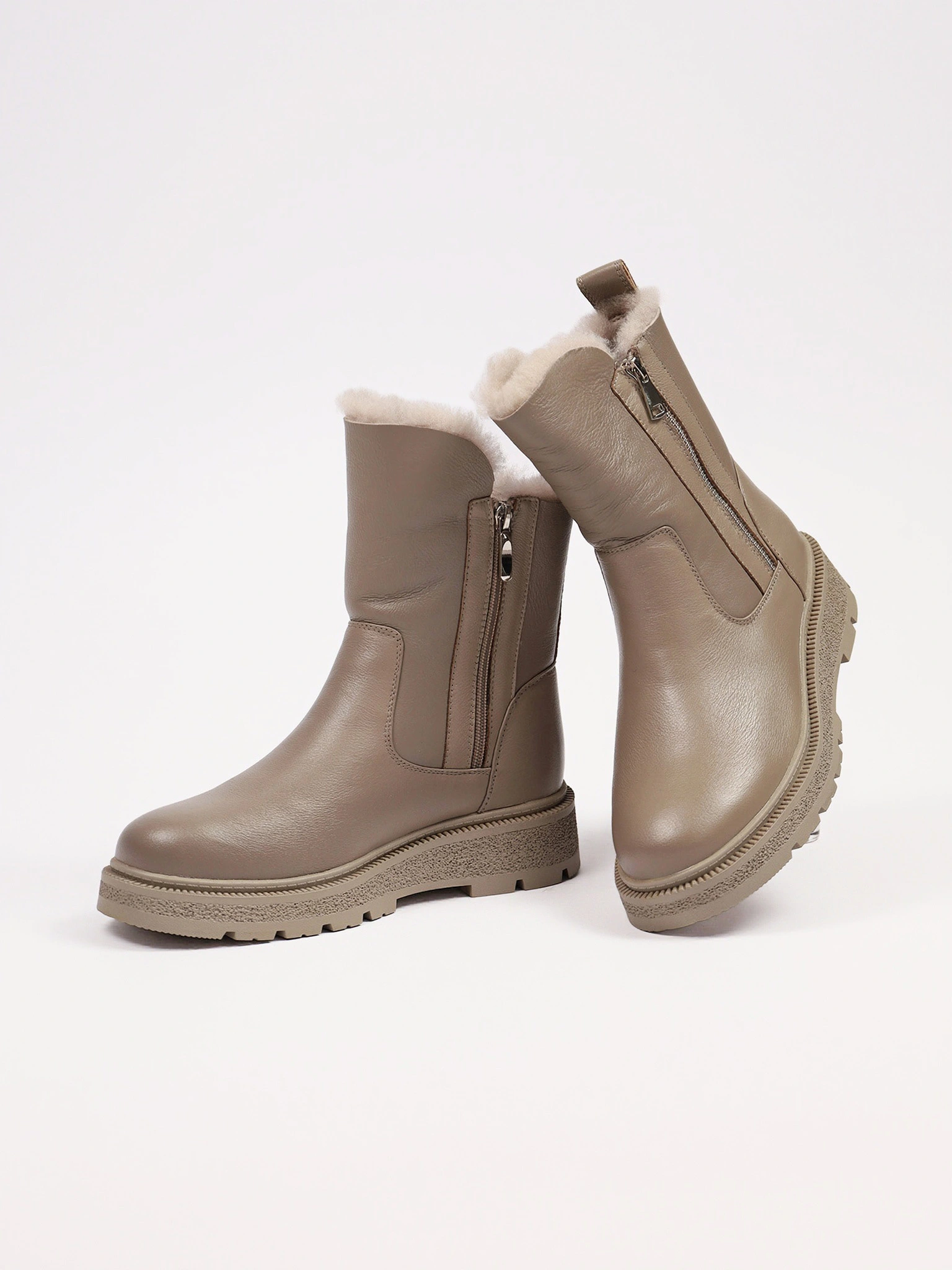 Ботинки серого цвета с двумя боковыми молниями